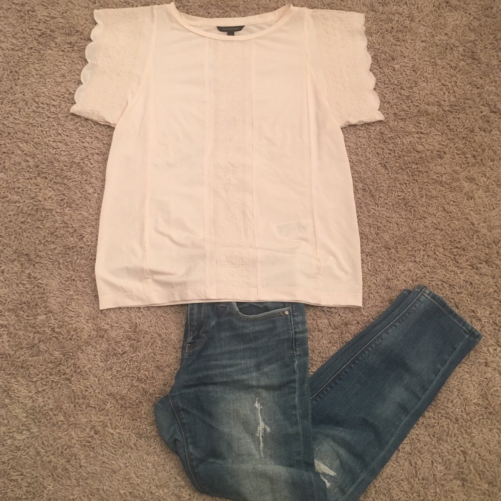 Banana Republic top with Scalloped edge sleeves